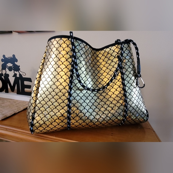 ๐ง๐ฆ MERMAID BEACH BAG | Golden Iridescent Fish Scale Neoprene Bag ๐ฆ ๐งโโ๏ธ๐งโโ๏ธ - Picture 5 of 15